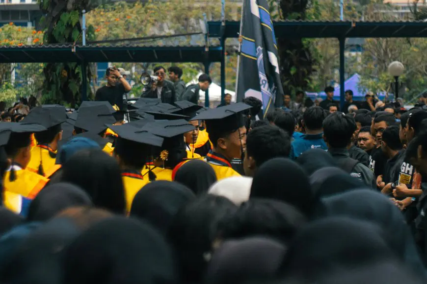 Migrasi Kerja ke Luar Negeri: Solusi atau Pelarian Bagi Fresh Graduate Indonesia?