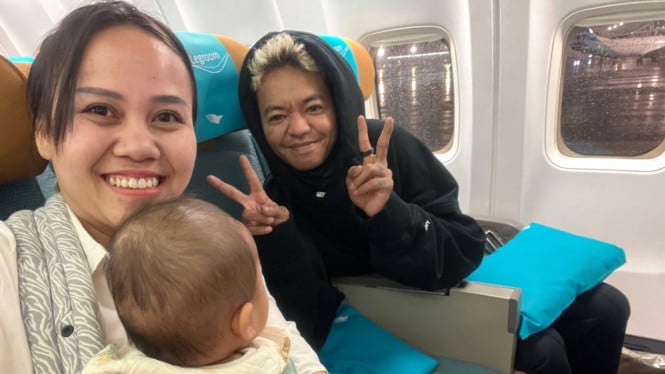 Momen Manis Reza Arap Jadi 'Malaikat' di Pesawat, Ibu Muda dan Bayinya Dapat Kejutan Mengharukan