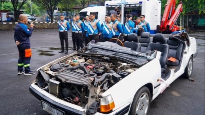 Kesigapan Polri di Jalan Raya: Truk Penyelamat 10 Roda dengan Teknologi Canggih untuk Korban Terjepit
